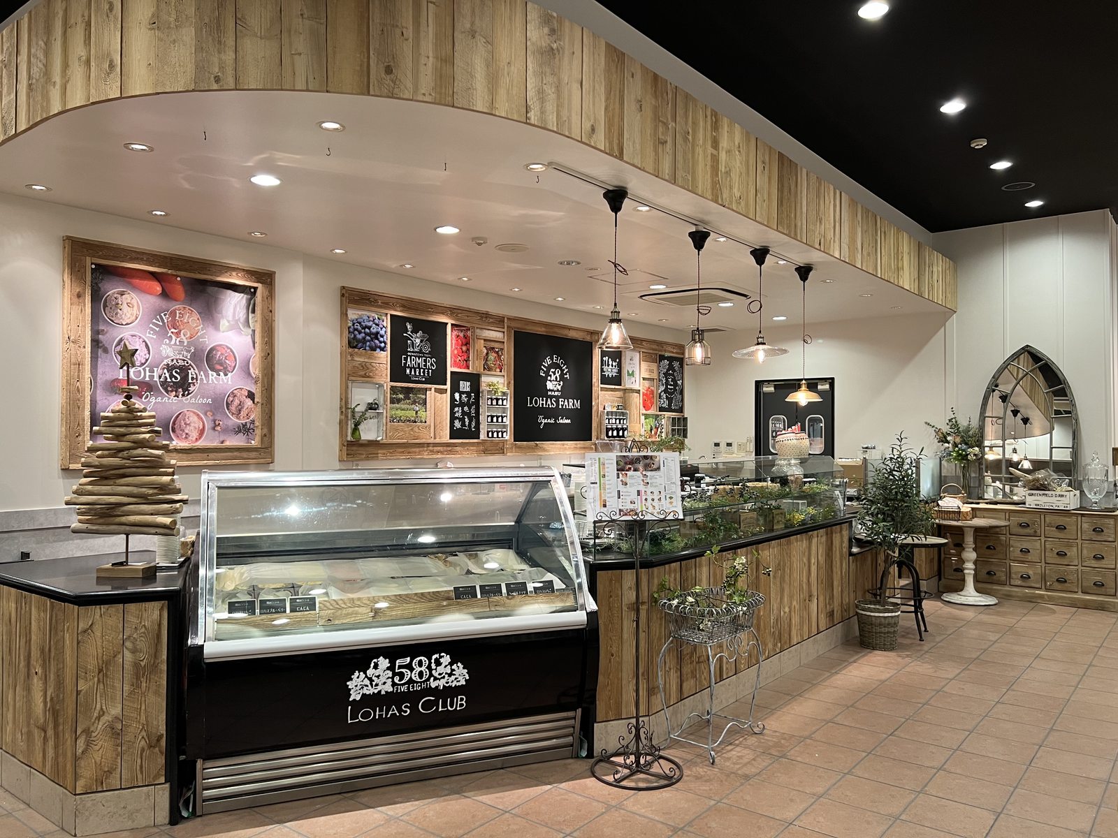 木のカウンターとジェラートのショーケースが並ぶ店頭
