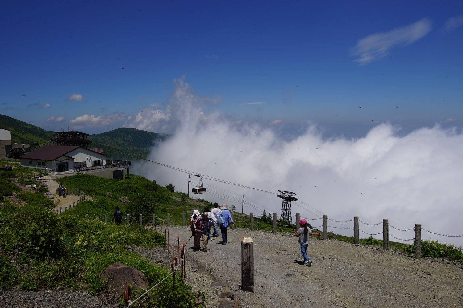 雲海の上に立つ那須ロープウェイ山頂駅