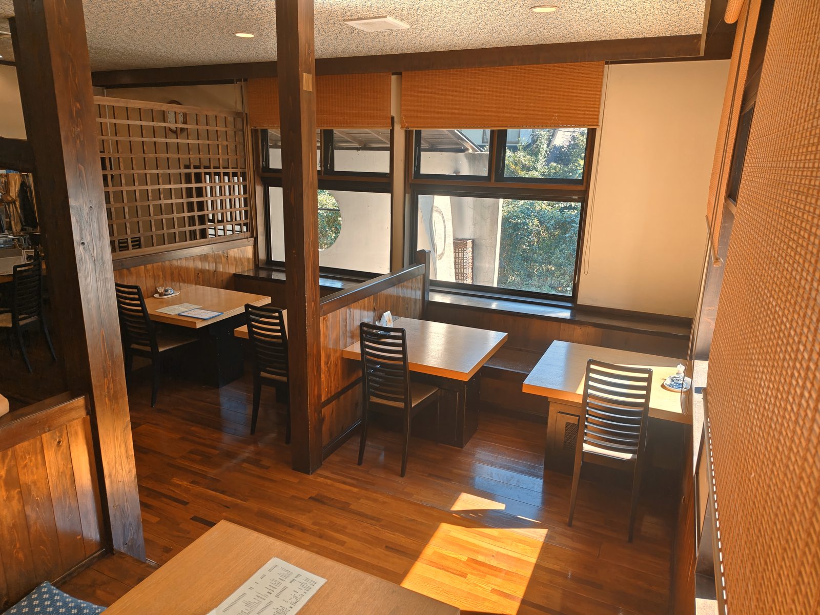 木のぬくもりのある、やま本の店内テーブル席