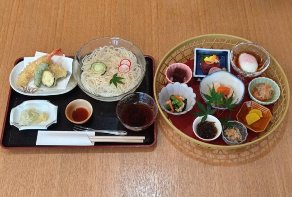 そうめんと天ぷら、9品の小鉢の御膳