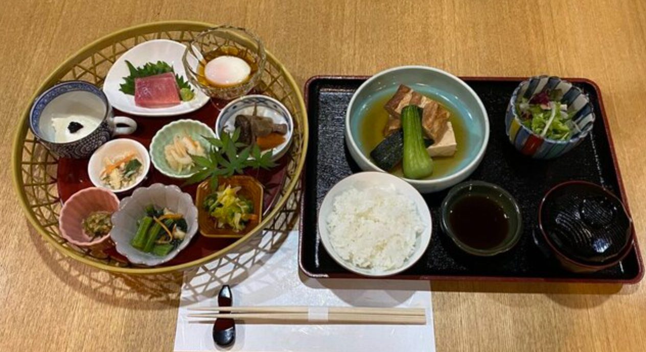 9品の小鉢が籠に並んだ、やま本の和定食